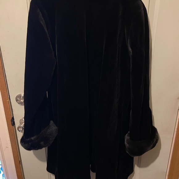 Adriana Furs- Black sheared knee-length mink. - Picture 2 of 2